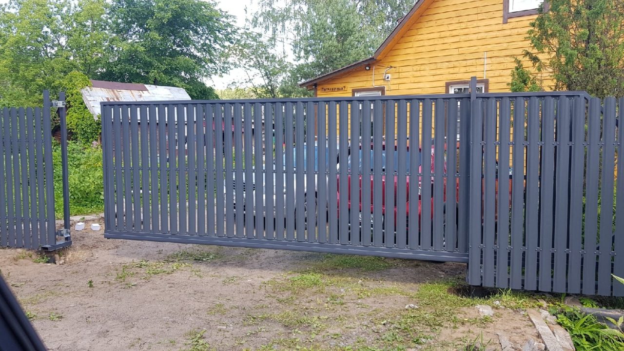 откатные ворота из евроштакетника под ключ